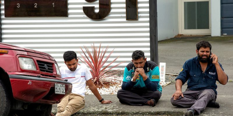 Grieving members of the public following a shooting at the Al Noor mosque in Christchurch, New Zealand, March 15, 2019. REUTERS/SNPA/Martin Hunter ATTENTION EDITORS - NO RESALES.NO ARCHIVES TPX IMAGES OF THE DAY. (Foto: Stringer ./Ritzau Scanpix)